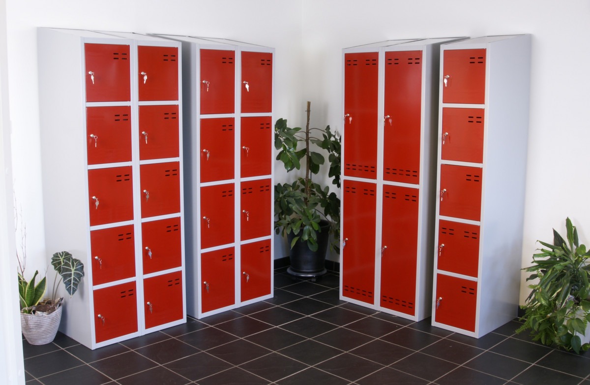 4011071342-002_fullsize 4 röd/gråa förvaringsskåp. av de med 8-fack, ett med 4 stora och ett med 5 små fack.